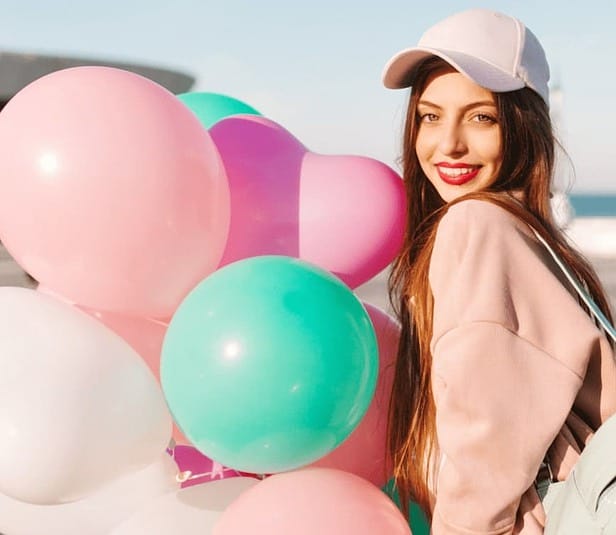 Menina com balões, presente aniversário 15 anos.