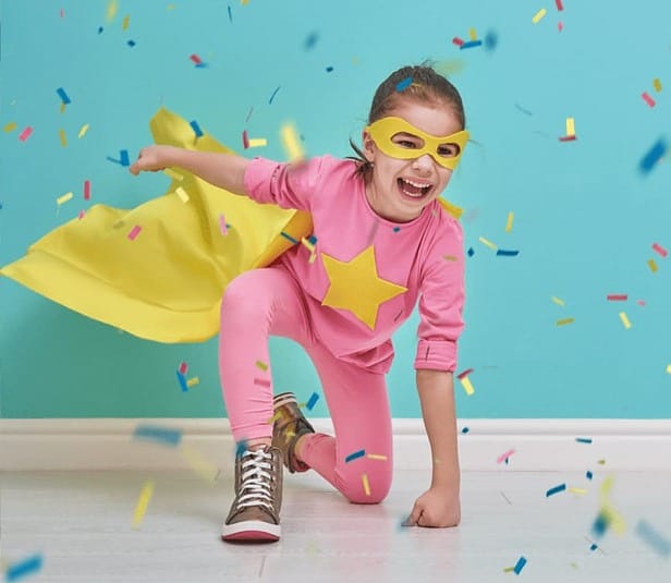 Menina com óculos de coração, presente criativo.